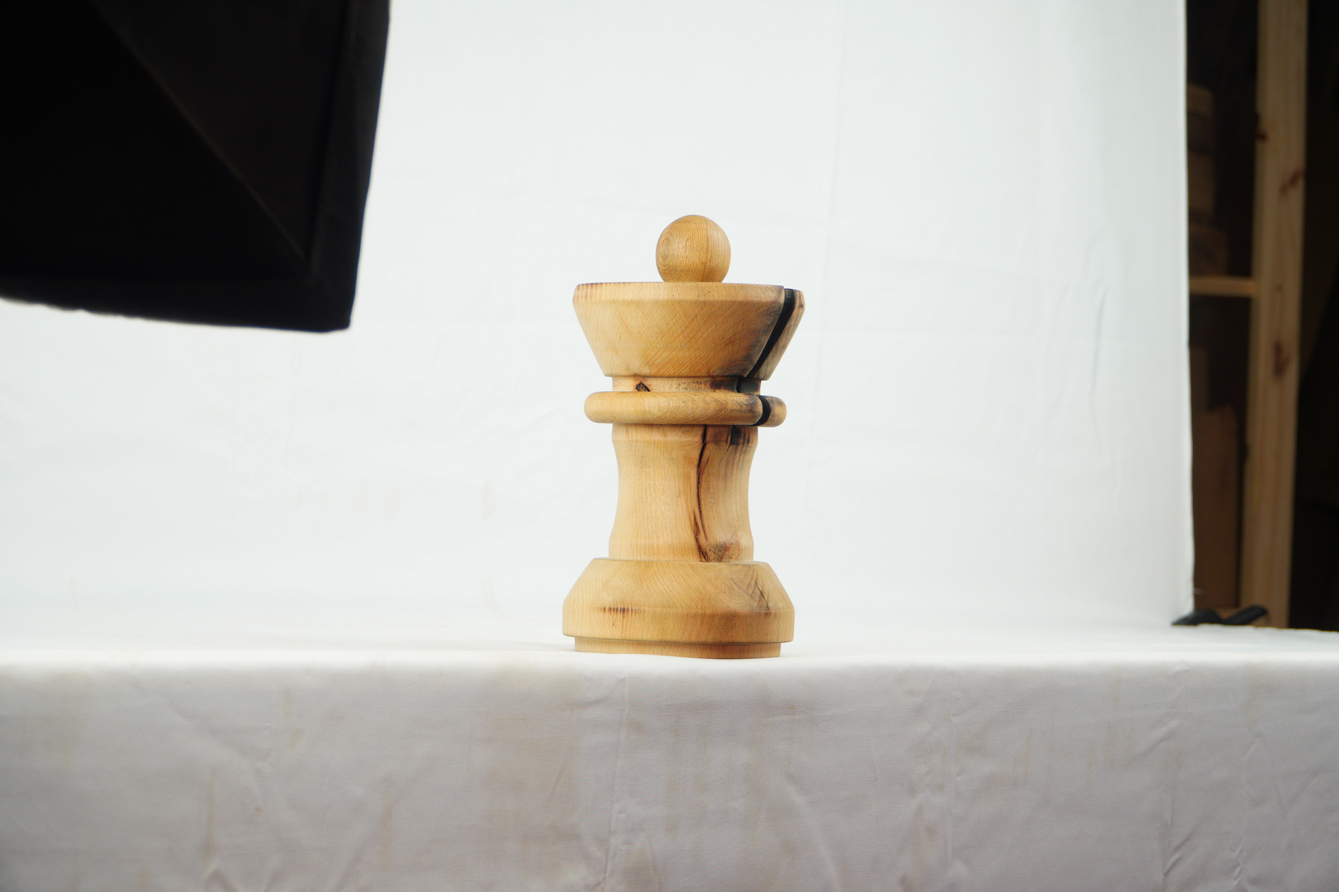 Figura decorativa de madera Reina ajedrez – Estudio Luz Madera