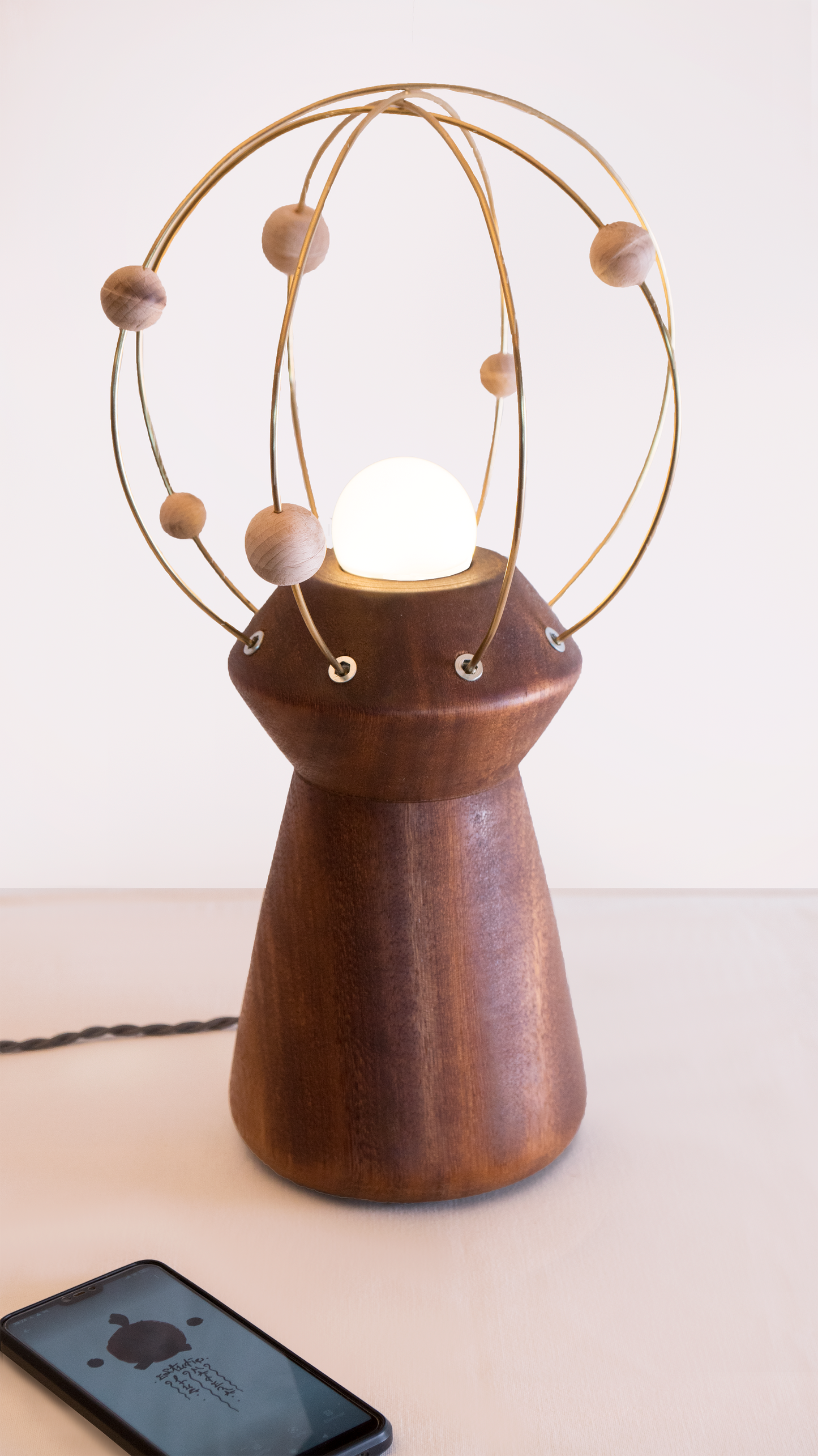 Lámpara de sobremesa de madera Cosmos